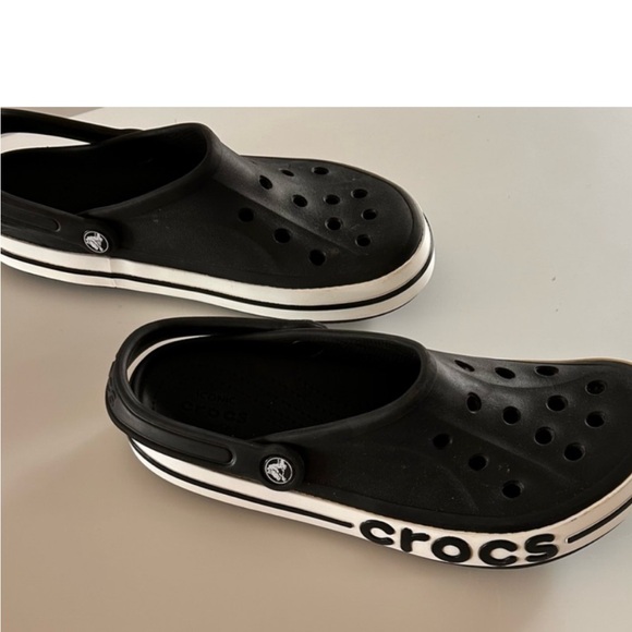 Crocs, Size 9, Excellent Condition. Perfect for casual outings. - Picture 4 of 9